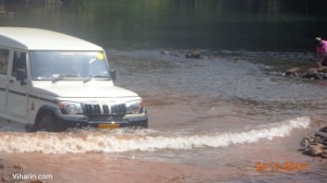 Viharin.com- Jeep on the way to Dudhsagar falls