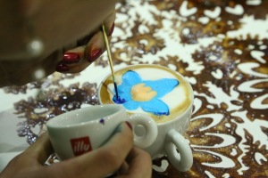 Esther Maasdam making a flower on the Latte Coffee