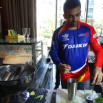 Viharin.com- Zaheer Khan preparing mocktail