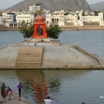 Viharin.com- People sprinkling holy water on themselves