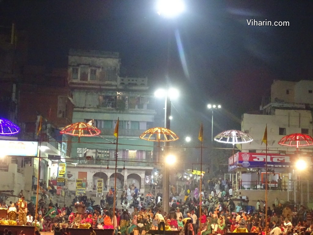 Viharin.com- Atmosphere during Aarti