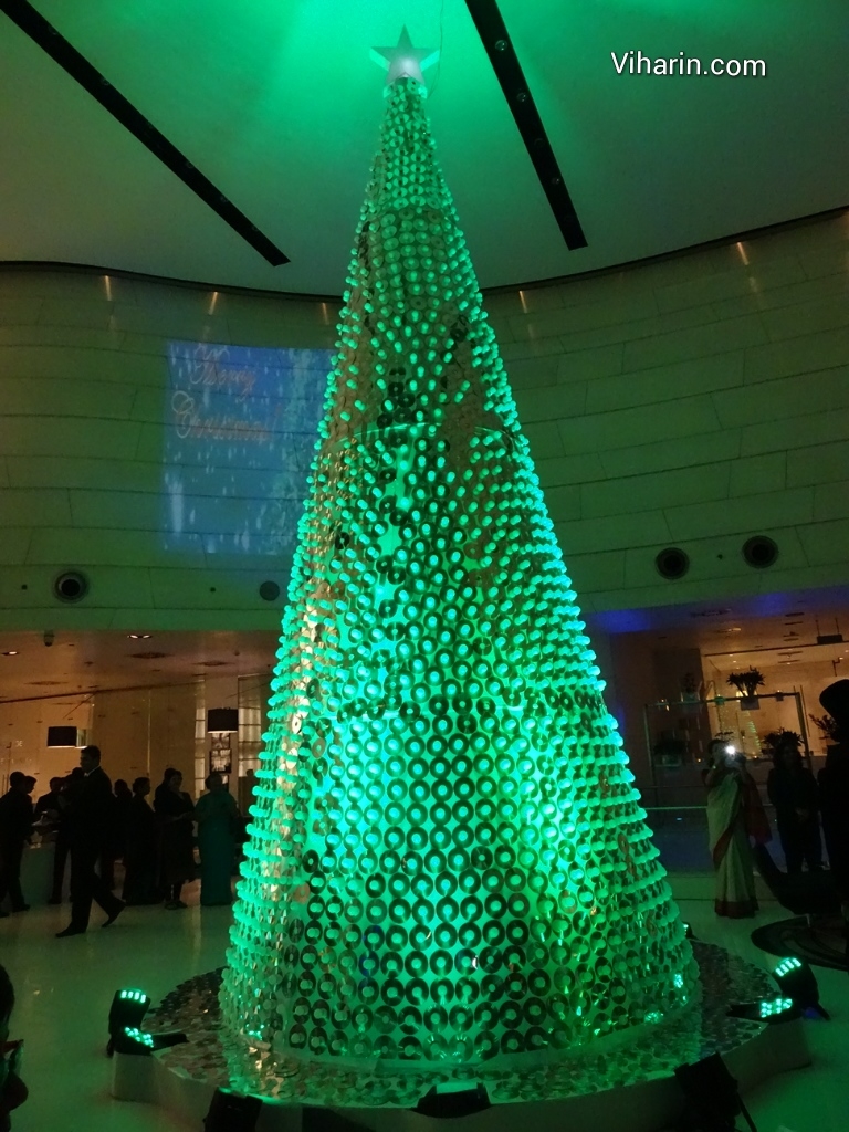Viharin.com- Christmas tree at Le Meridien Delhi