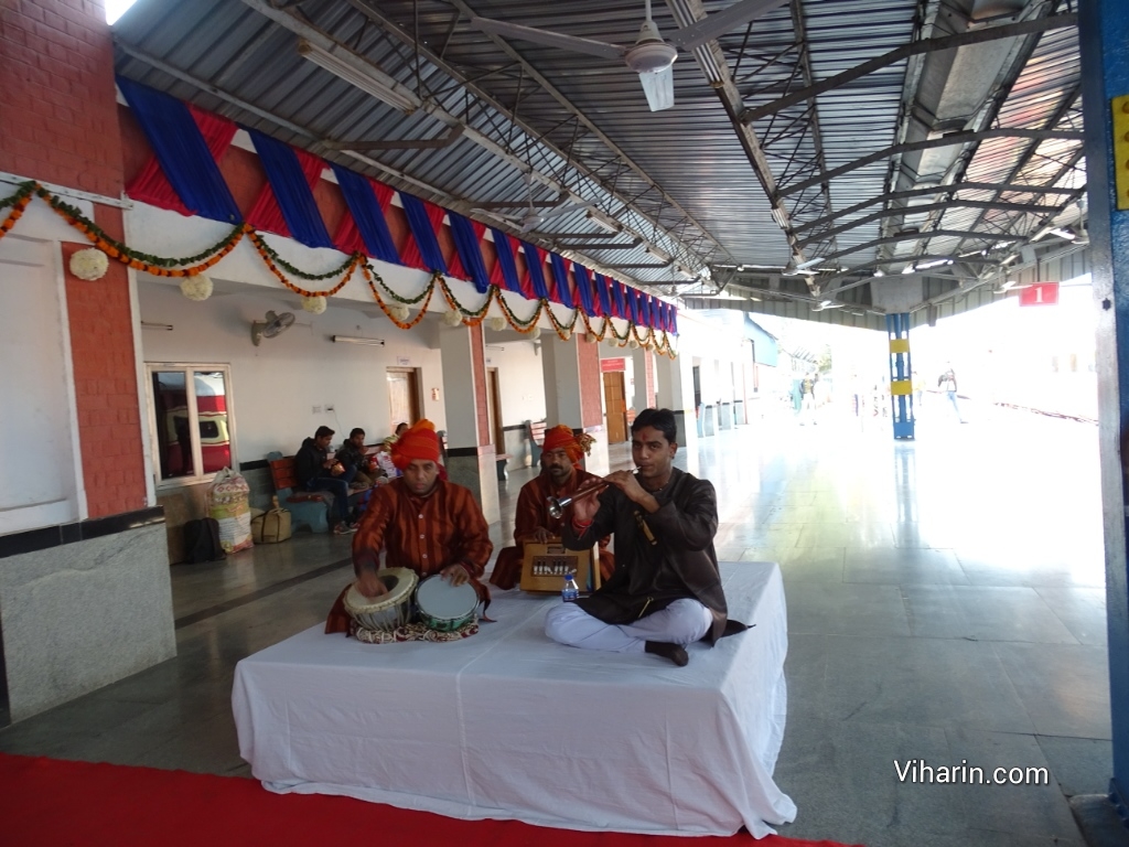 Viharin.com- Musicians at Safdar Jung Railway station welcoming everyone