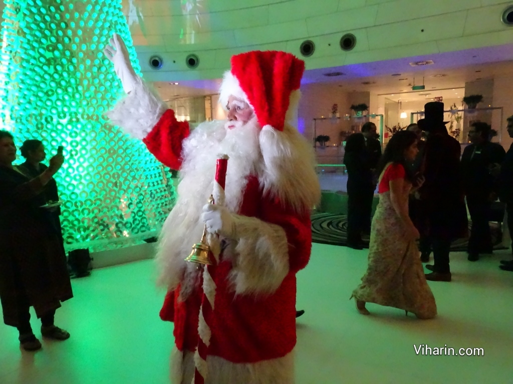 Viharin.com- Santa Claus wishing everyone!