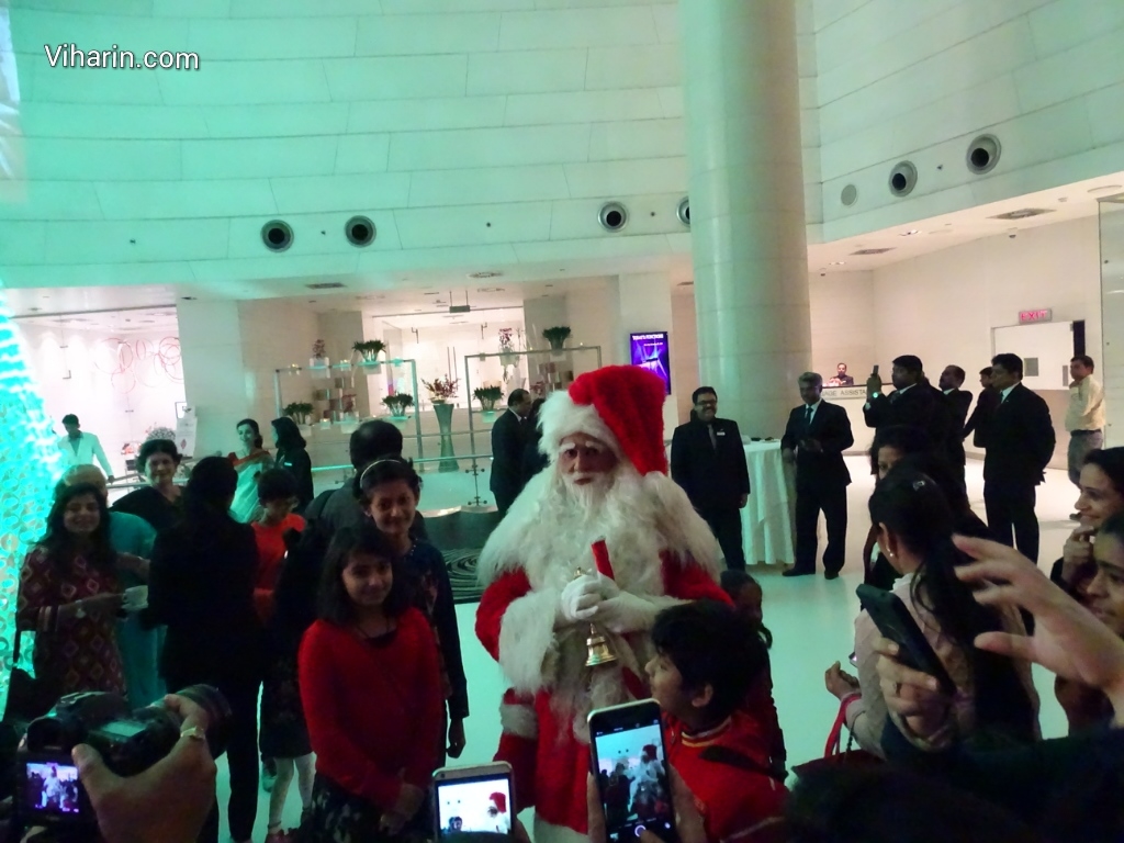 Viharin.com- Santa Claus with kids