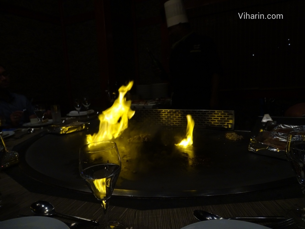 Viharin.com- Chef cooking Teppanyaki