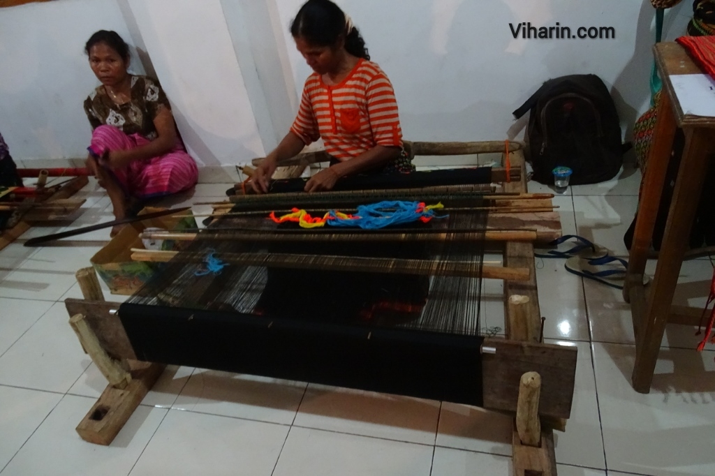 Viharin.com- Sarong making