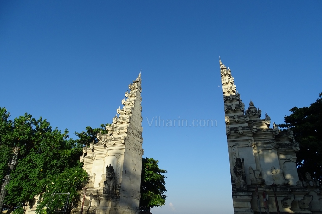 Viharin.com- Entrance to Legian Beach