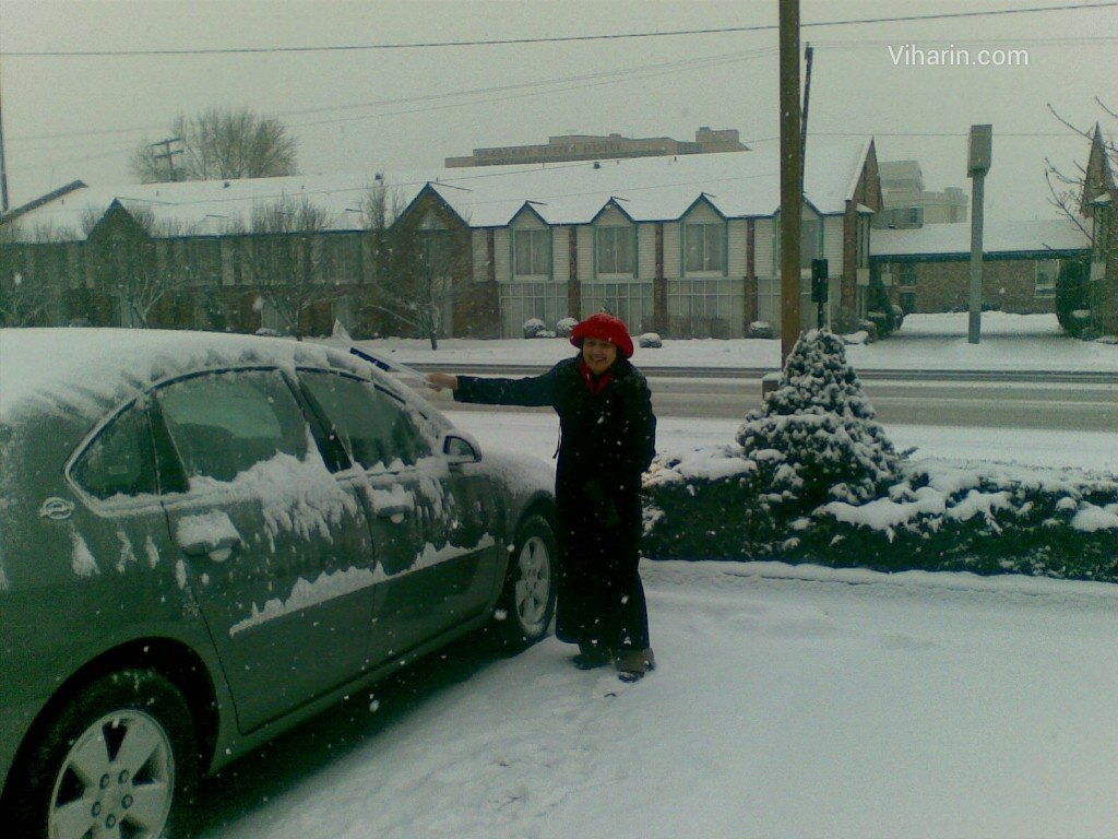 Viharin.com-Myself-shoving-away-snow-from-car travelling solo