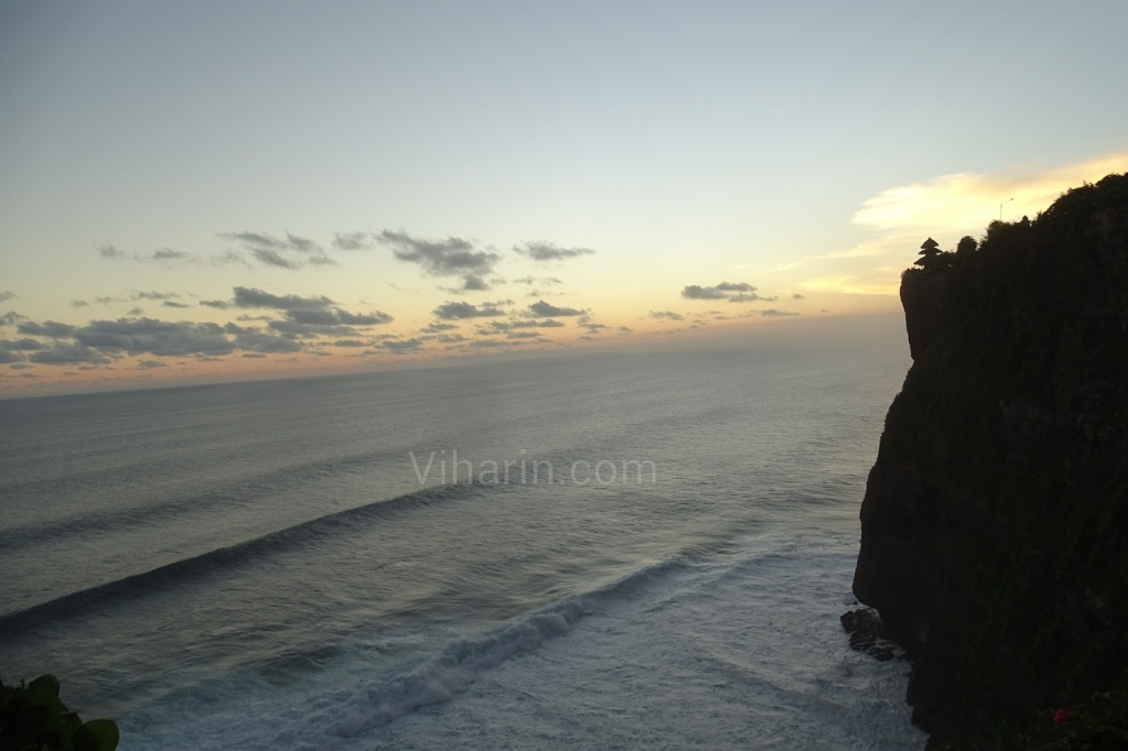 Viharin.com- Waves splashing at the cliff