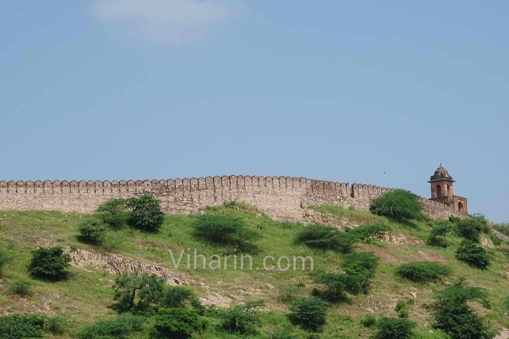 viharin-com-wall-fenced-to-keep-a-eye-on-amer-fort