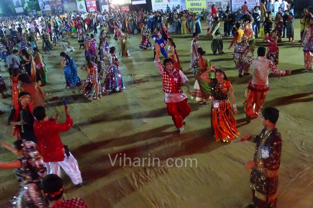viharin-com-ground-full-of-dancers