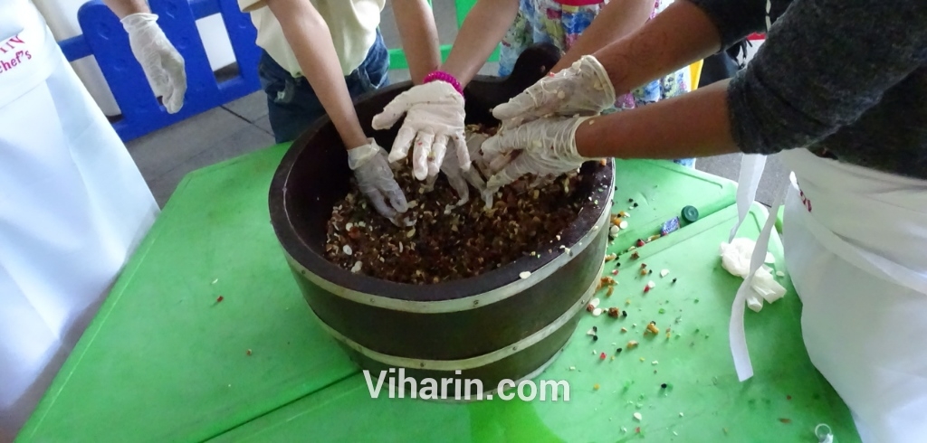 viharin-com-kids-in-cake-mixing-ceremony