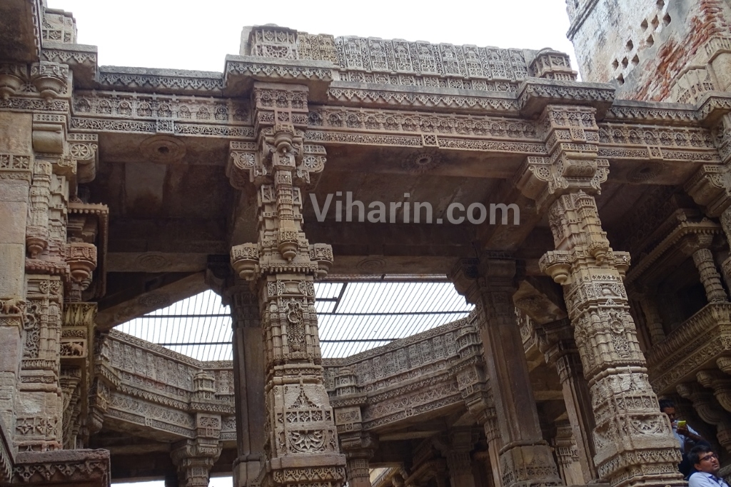 viharin-com-pillars-creating-windows-causing-cooling-effect