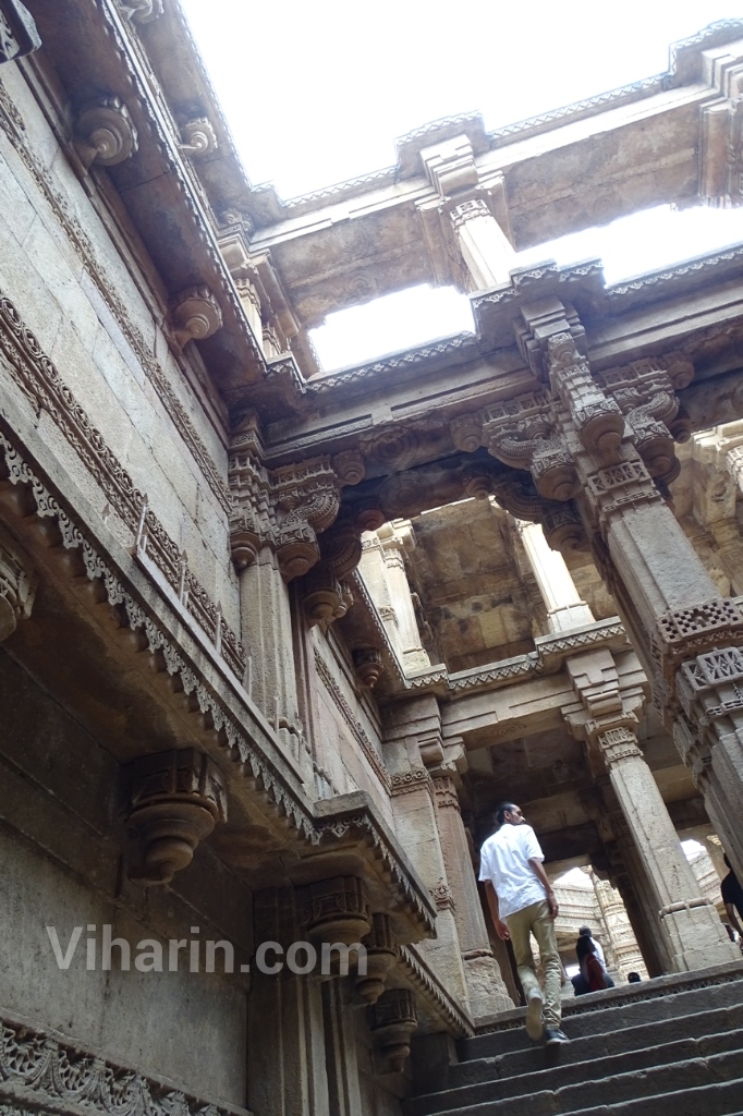 viharin-com-view-from-bottom-of-the-step-well-to-top