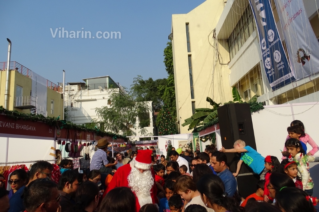 viharin-com-santa-with-kids