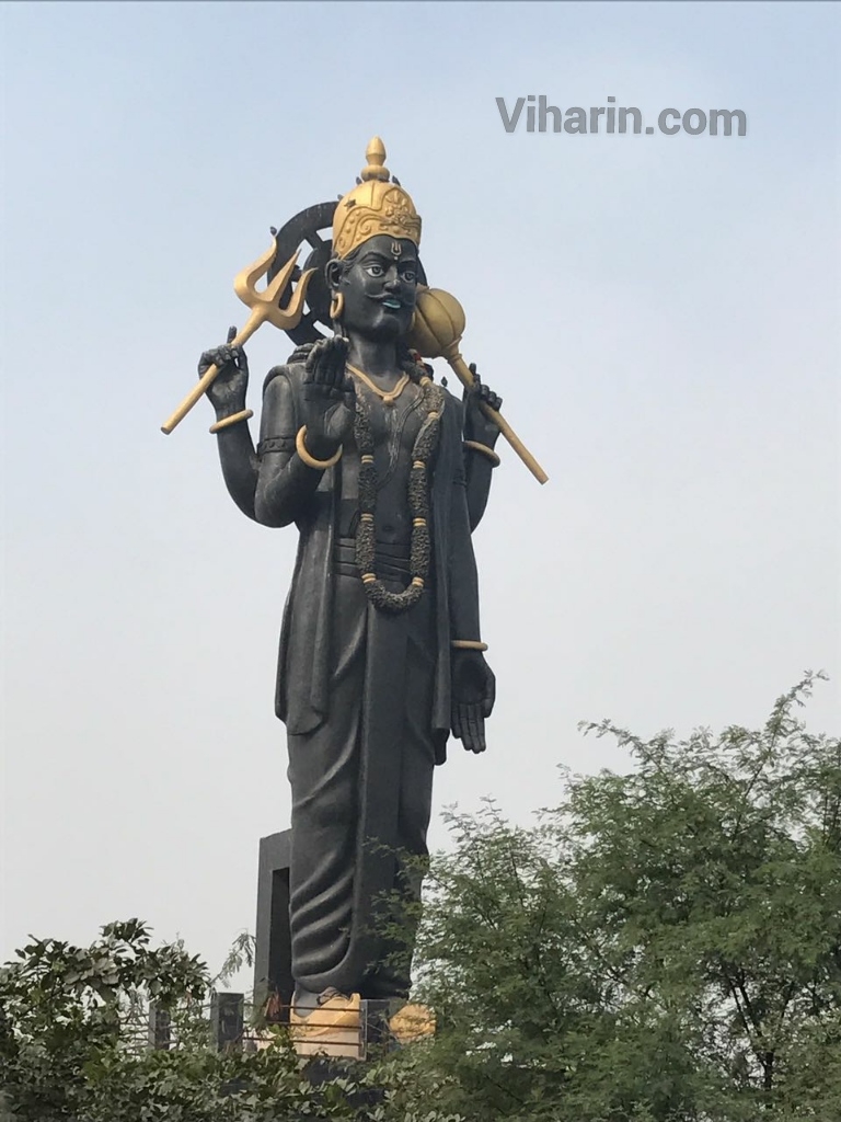 viharin-com-Statue of Shani Dev outside Shani Mandir